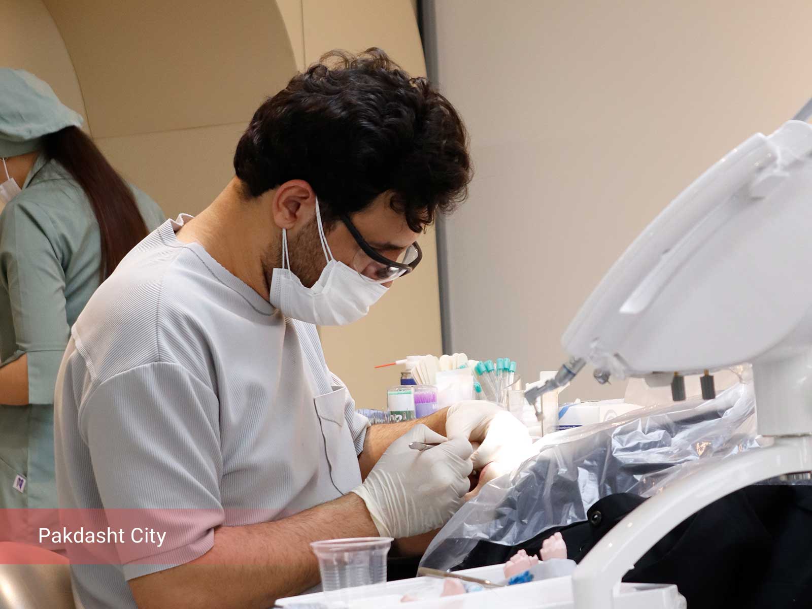 تصویری از دکتر احسان آرین نژاد درحال کار