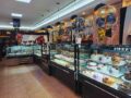 تصویری از محیط داخلی جدید شیرینی فروشی مبارکه قسمت کیک و شیرینی