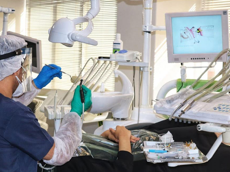 تصویری از دکتر آرین نژاد هنگام درمان دندانپزشکی بیمار