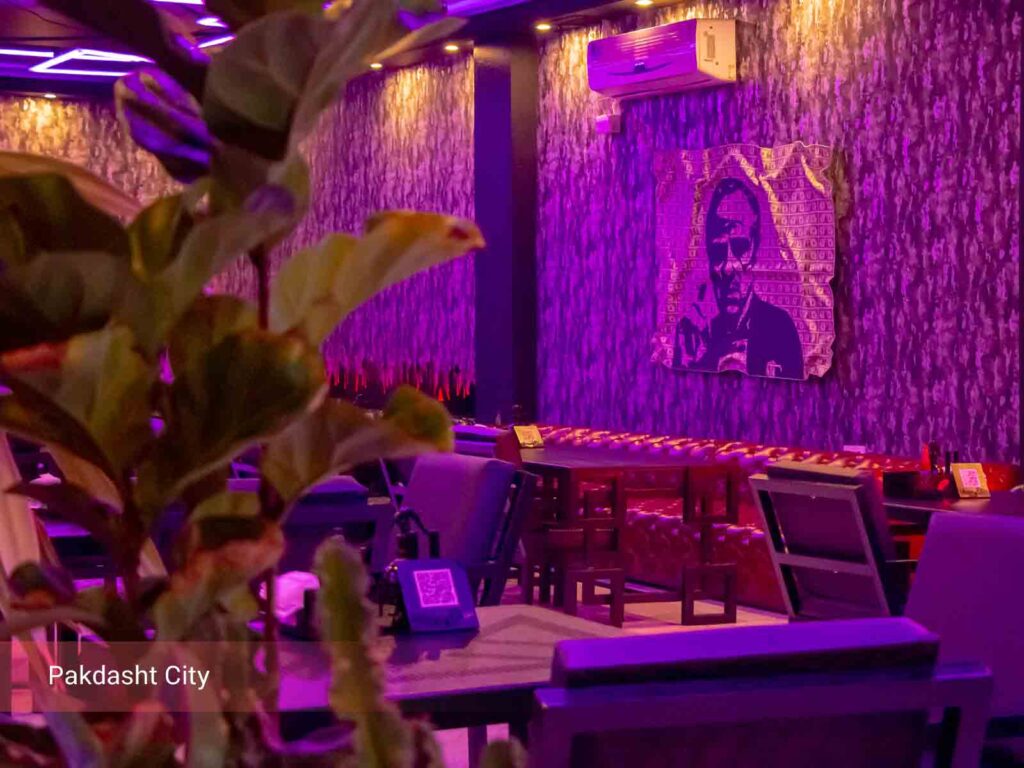 زاویه دیگری از محیط داخلی کافه رستوران سوج رز