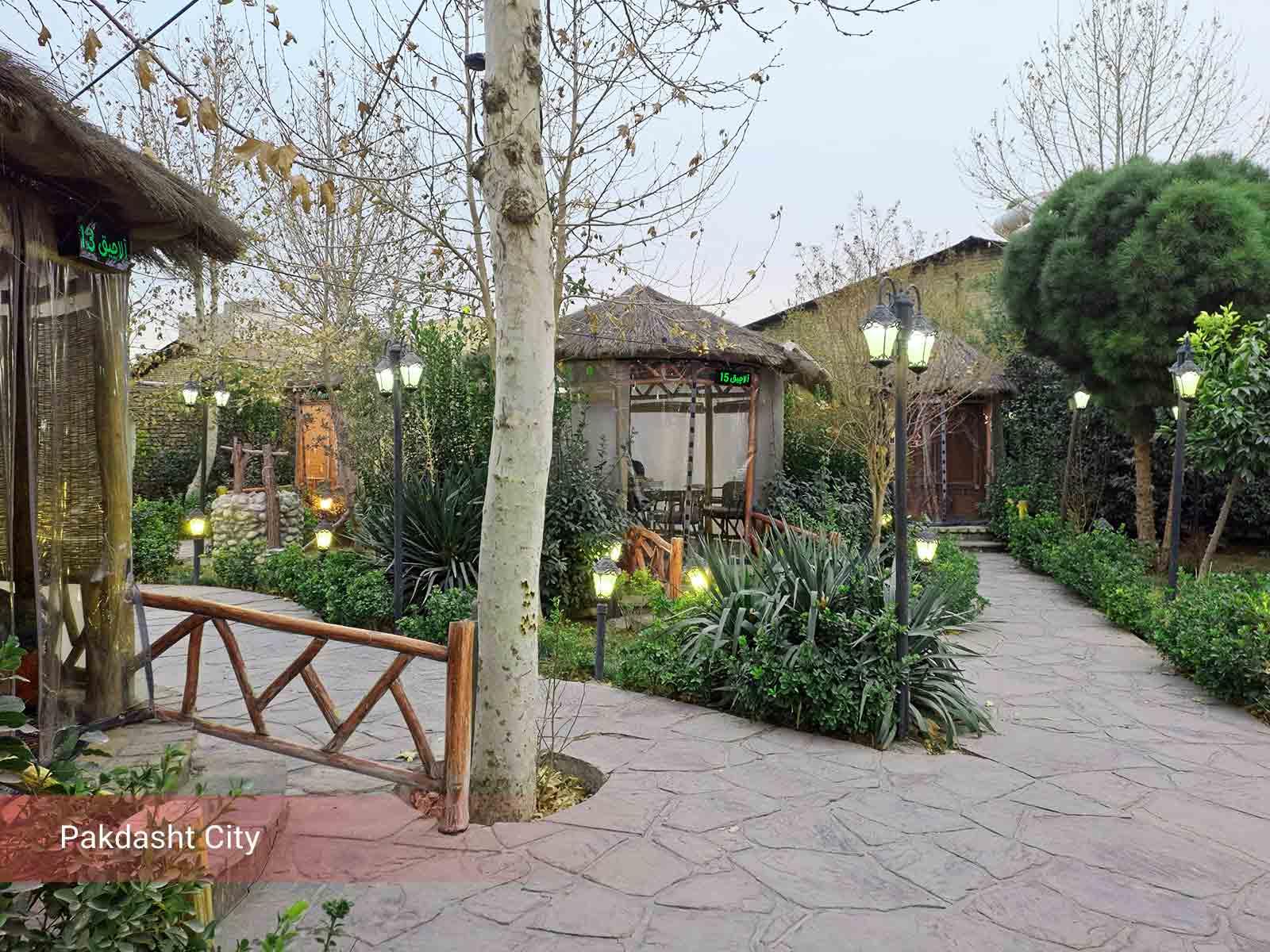 لیست بهترین کافه های پاکدشت 4 محیط و آلاچیق های باغ رستوران کنگر